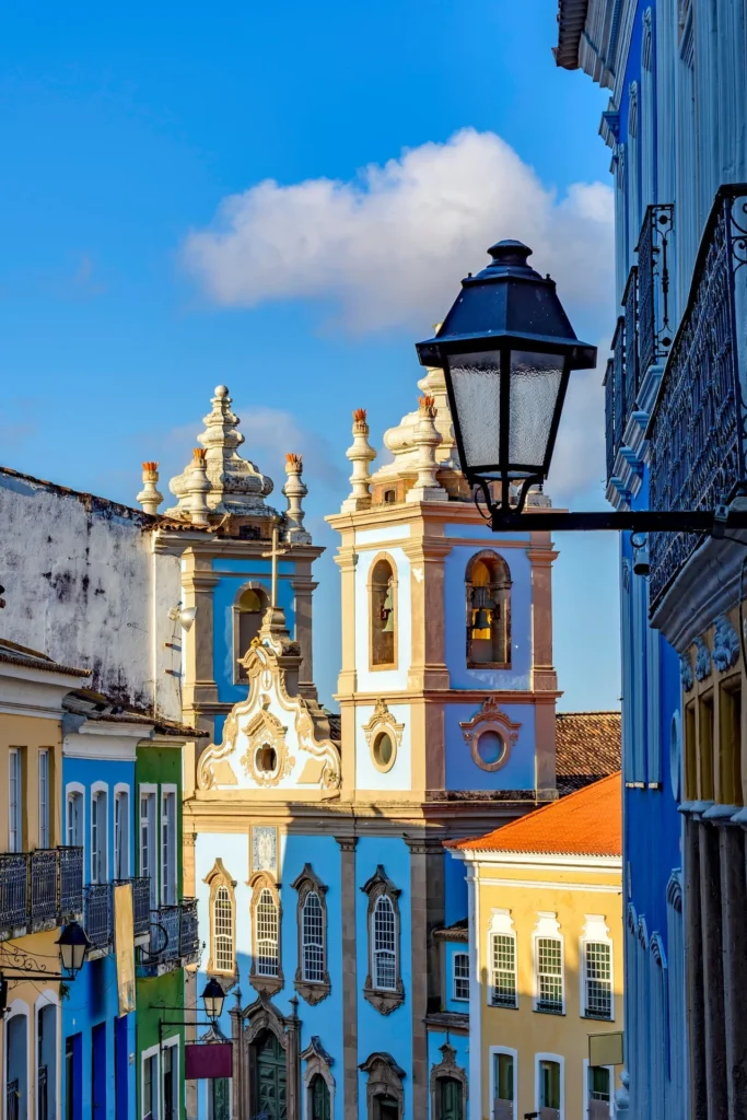 Torres históricas de igrejas barrocas no Pelourinho para viajar com a sua família na Semana Santa.