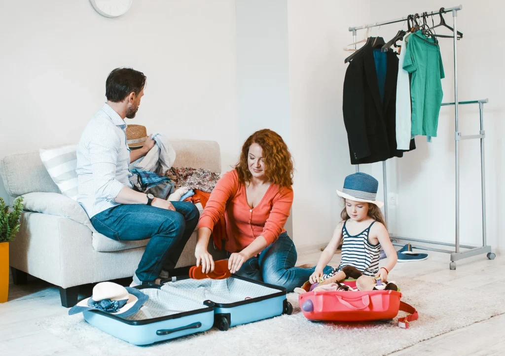 Família feliz organizada arrumando as malas para viajar na Semana Santa.